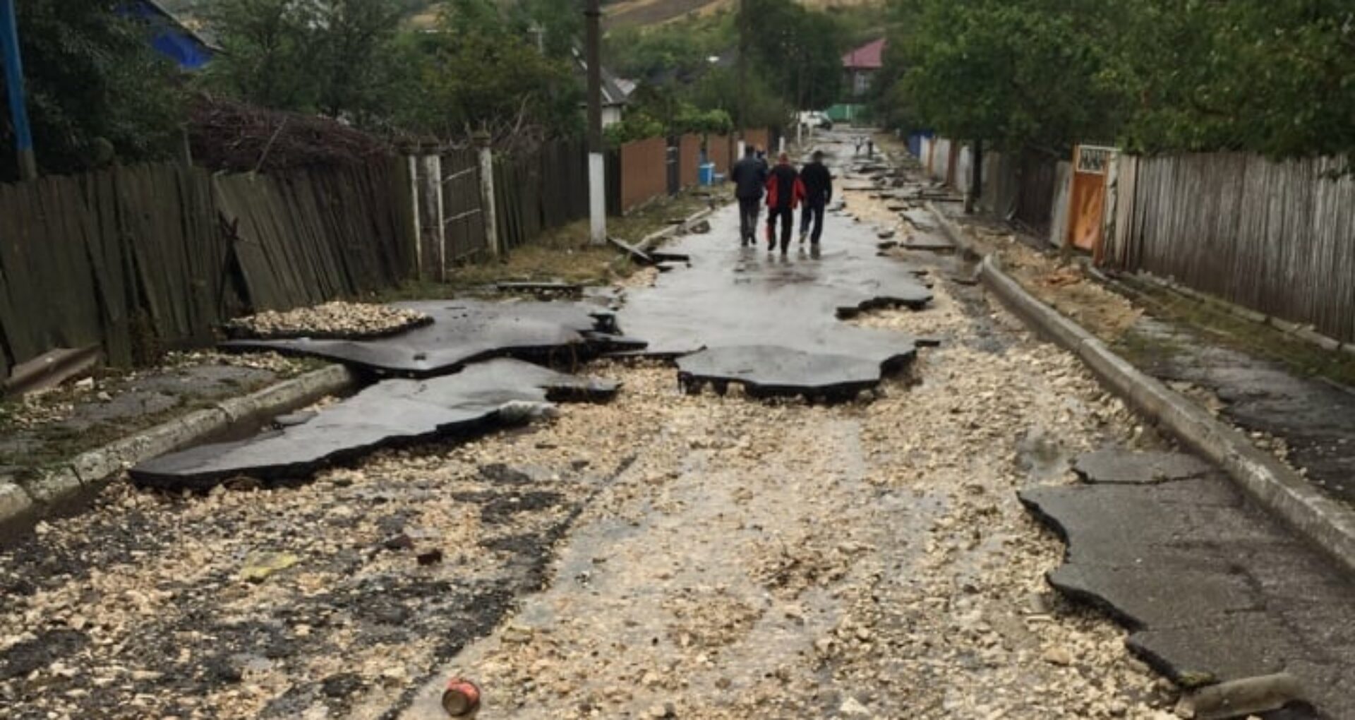 FOTO/ Ploaia de marți a distrus drumurile unui sat din Leova: „Încă așa ceva nu am văzut, catastrofă”