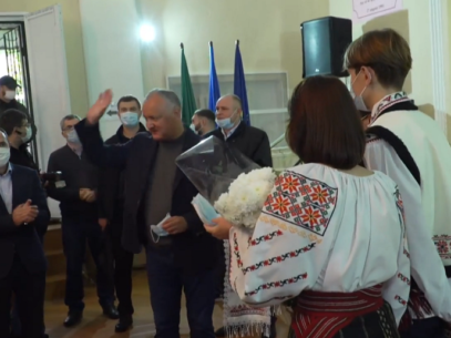 Aplauze și huiduieli: cum a fost întâmpinat Igor Dodon de către alegătorii de la Fălești
