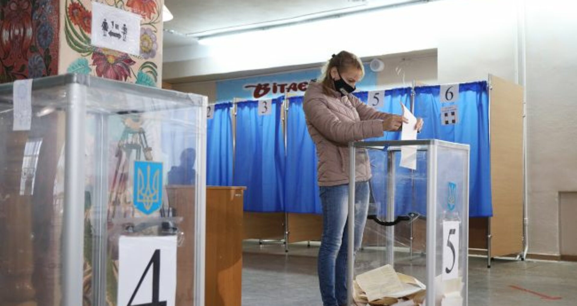 Ucraina și-a ales duminică primarii, consilierii locali şi regionali. Partidul lui Zelenski, marele perdant