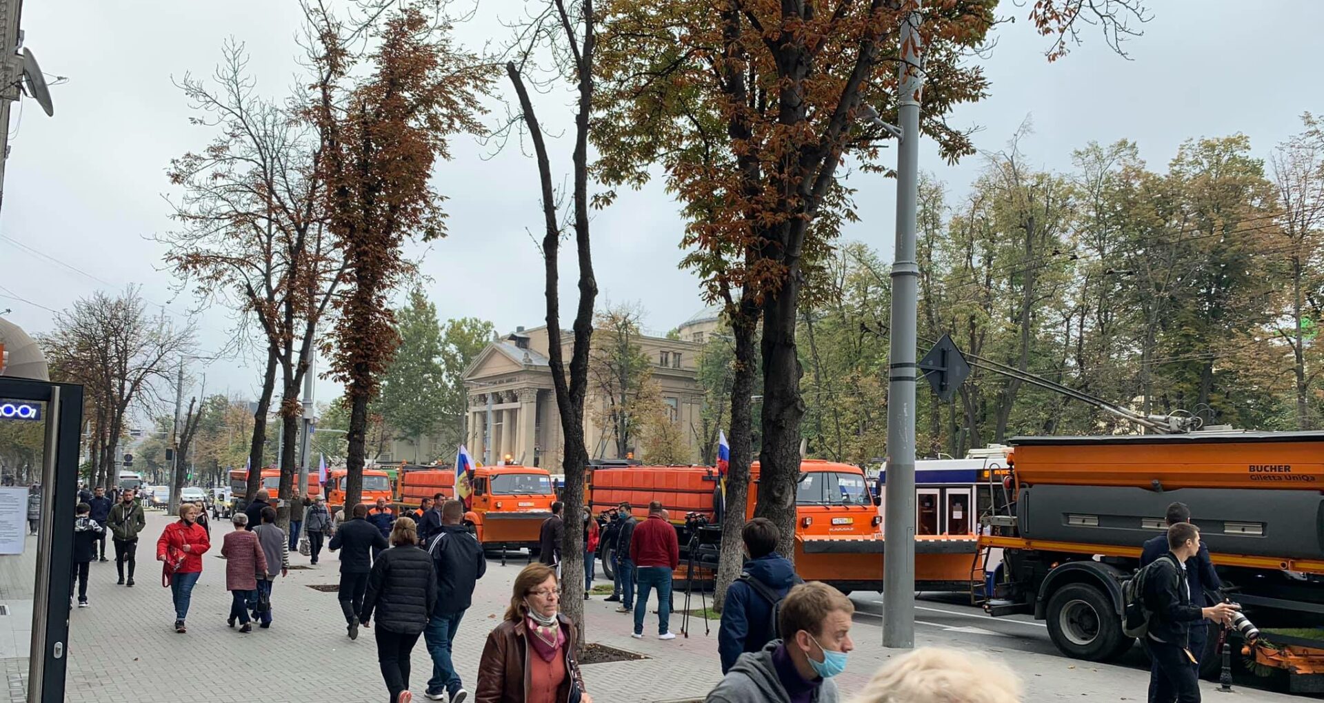 FOTO/ „Duble standarde” sau „campanie electorală pe banii rușilor”? Ceremonie cu fast în centrul capitalei cu cele 5 autospeciale de deszăpezire donate de Moscova