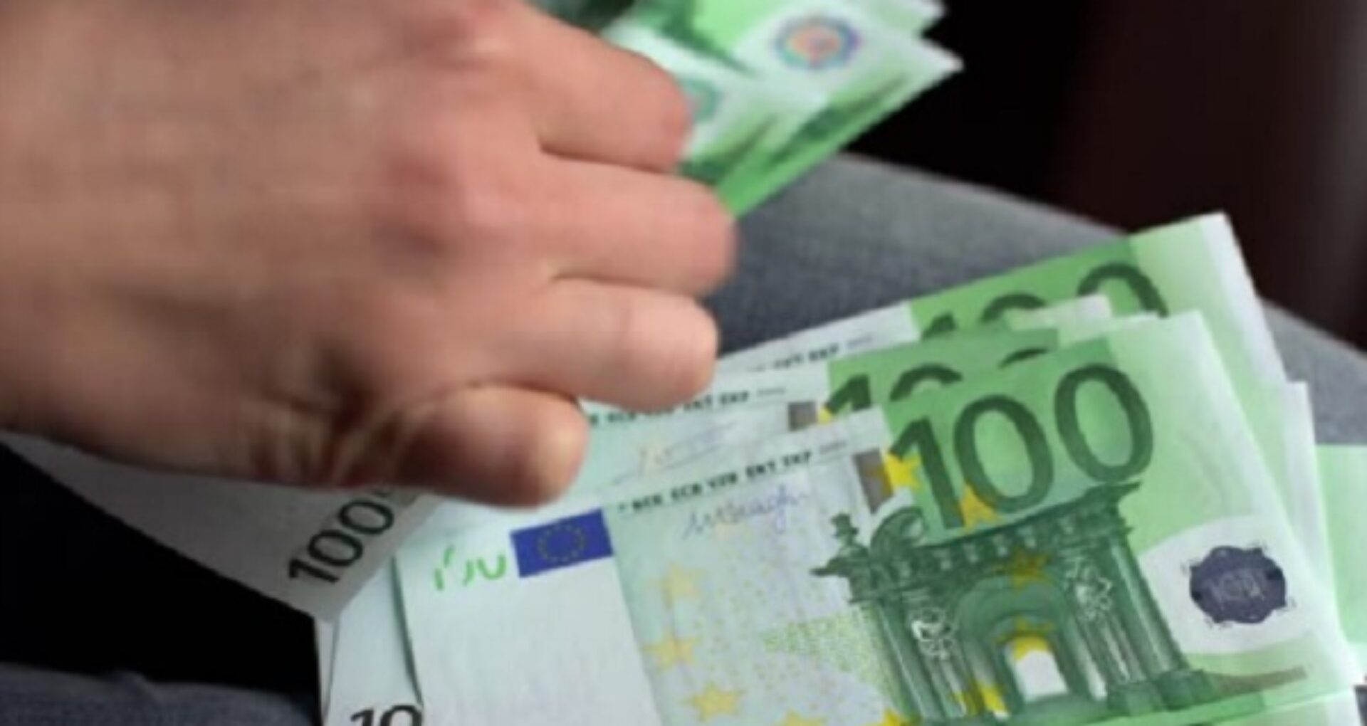 Un avocat din R. Moldova, reținut de CNA: ar fi luat mită de peste 40 de mii de euro. Denunțul depus de către un om de afaceri