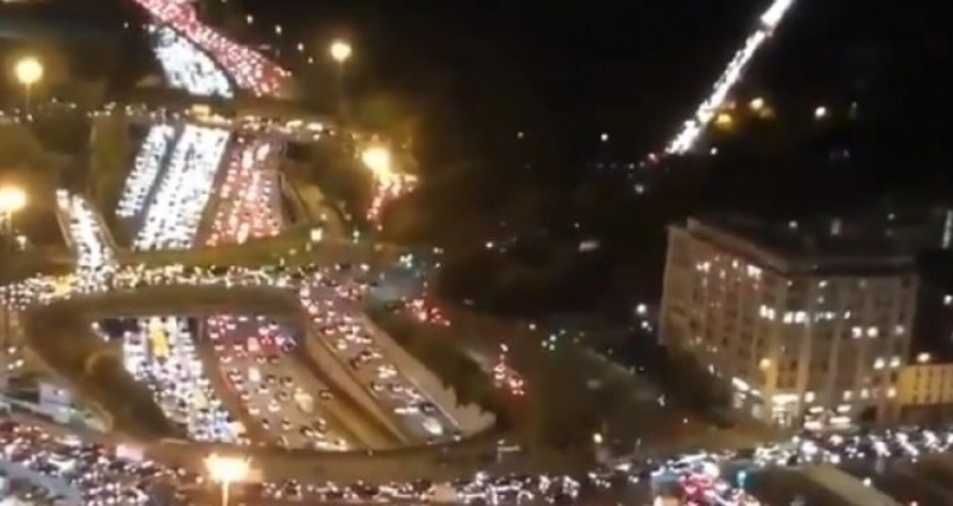 VIDEO/ Oamenii fug din Paris, de teama carantinei. La ieșirea din oraș s-au format cozi uriașe de mașini, gările și autogările sunt sufocate