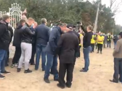 VIDEO/ Simpatizanților PAS le-a fost îngrădit accesul de a participa la întâlnirea lui Dodon cu alegătorii din Fălești