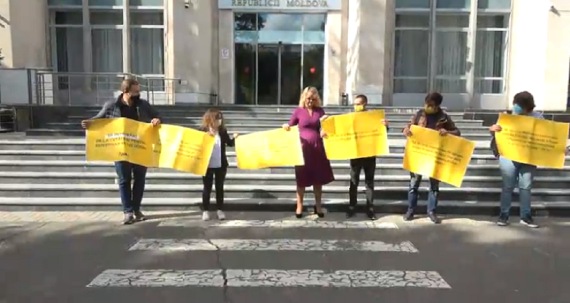 LIVE/ Flashmob cu privire la prețurile ridicate din R. Moldova: Tinerii PAS au adus la Guvern o scrisoare „cu 10 întrebări de la cetățeni”