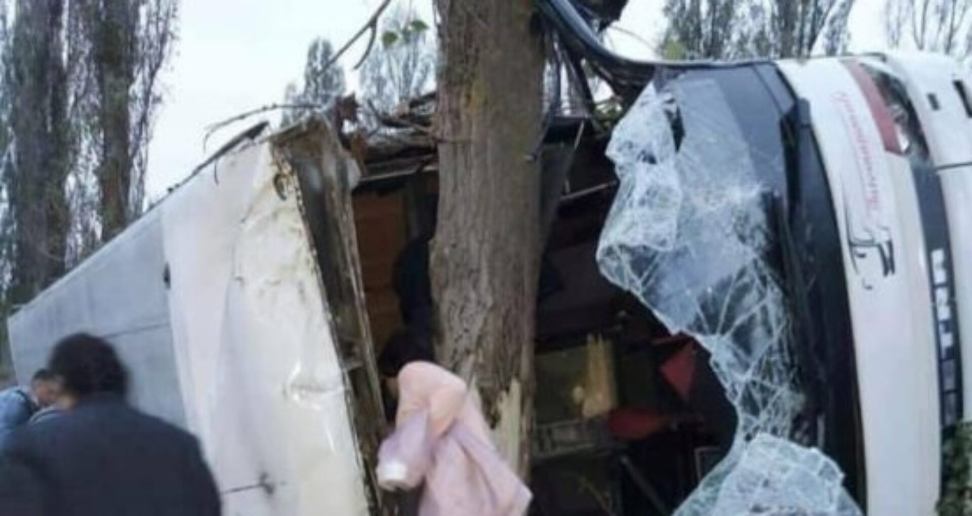 FOTO/ Un autobuz plin cu pasageri, care circula pe cursa Chișinău – Moscova, s-a răsturnat într-un șanț într-o regiune din Ucraina