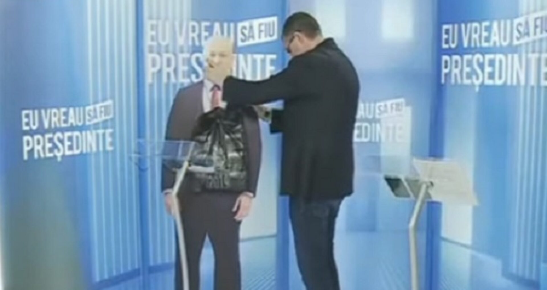 VIDEO/ Dezbaterea dintre Renato Usatîi și Igor Dodon: candidatul Partidului Nostru a adus în studio o machetă a candidatului independent, susținut de PSRM: „Haidem, Igor Nicolaevici”