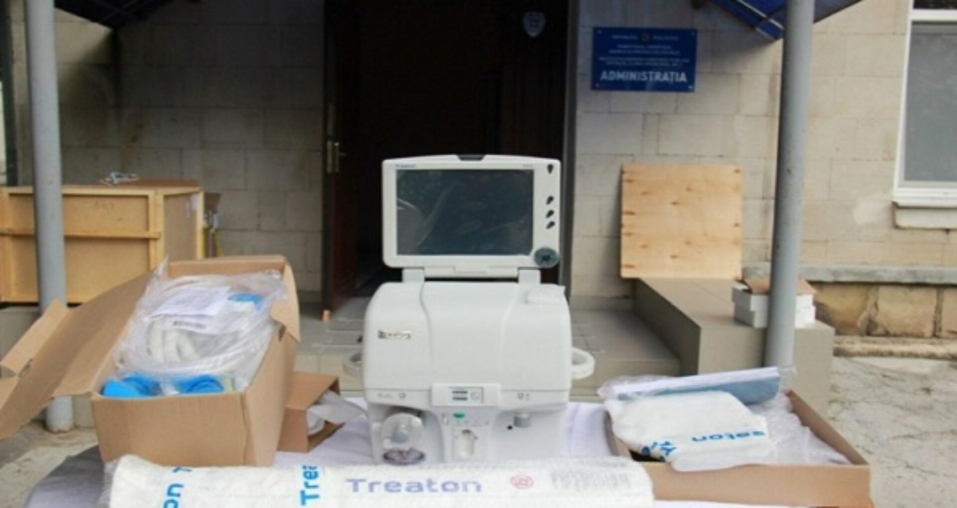 Echipament de ventilare artificială, donat unui spital din capitală antrenat în tratarea pacienților cu COVID-19