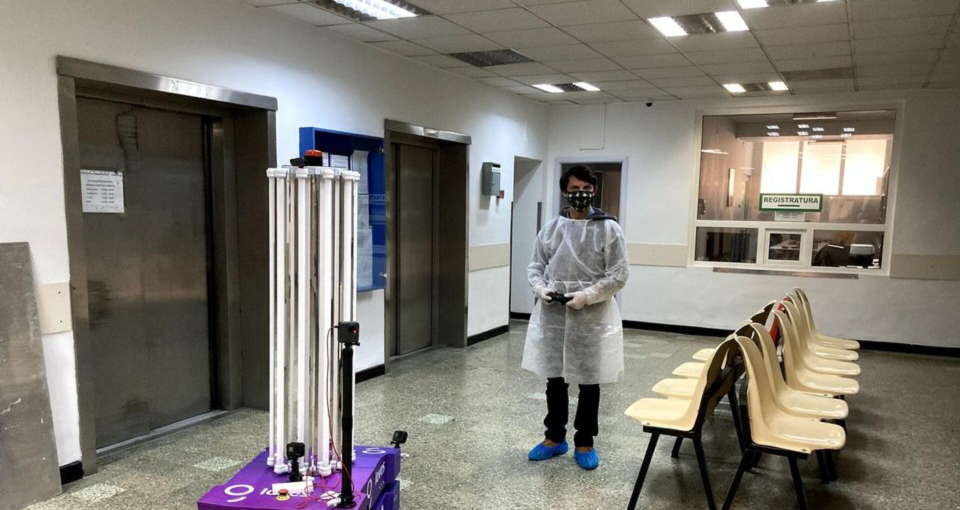 FOTO/ Victor – un robot produs în România, „angajat” să dezinfecteze saloanele Spitalului Universitar Bucureşti