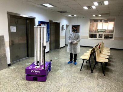 FOTO/ Victor – un robot produs în România, „angajat” să dezinfecteze saloanele Spitalului Universitar Bucureşti