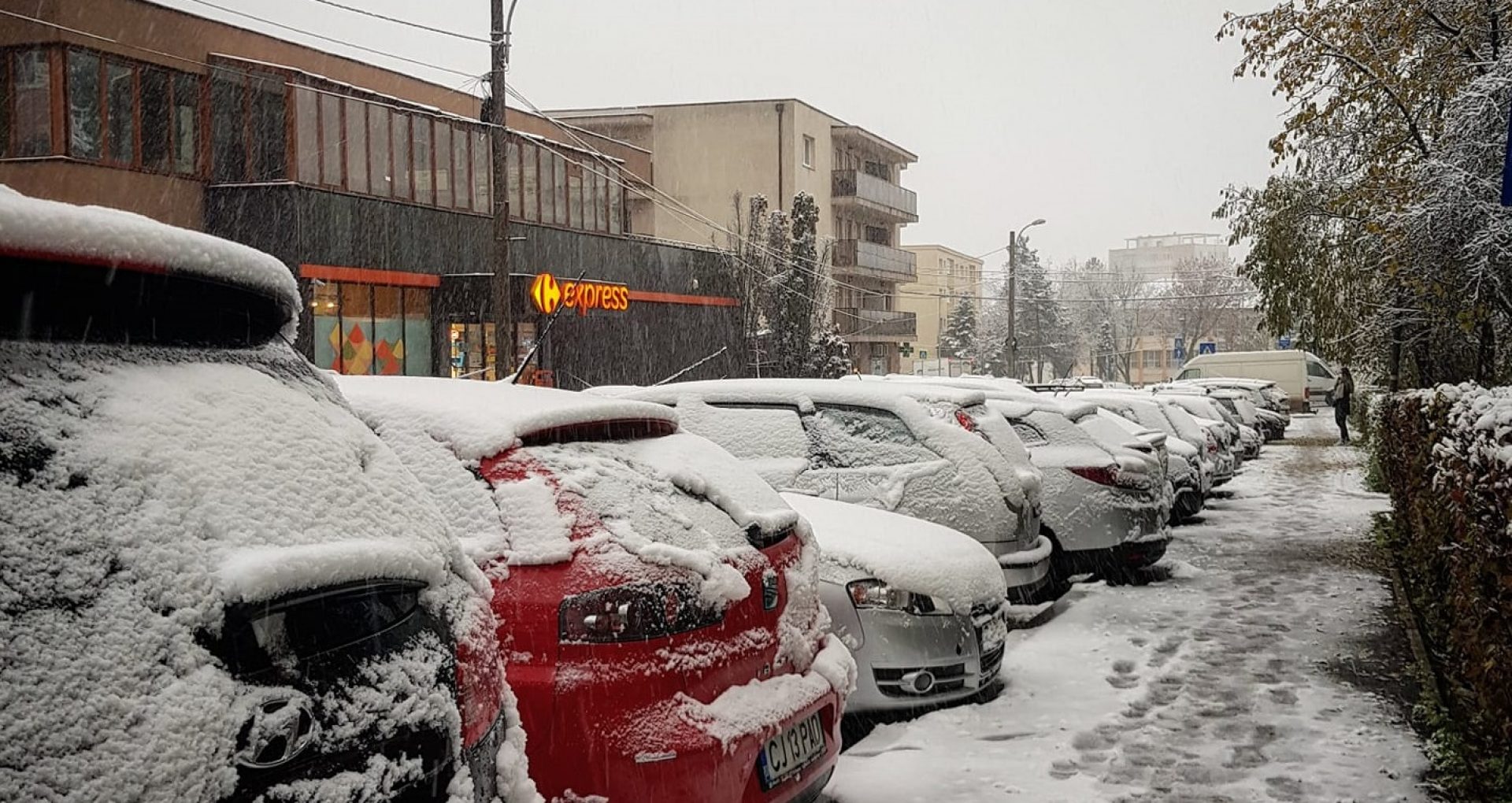 FOTO și VIDEO/ A venit iarna în România. A nins în mai multe județe, iar în Cluj au intervenit drumarii
