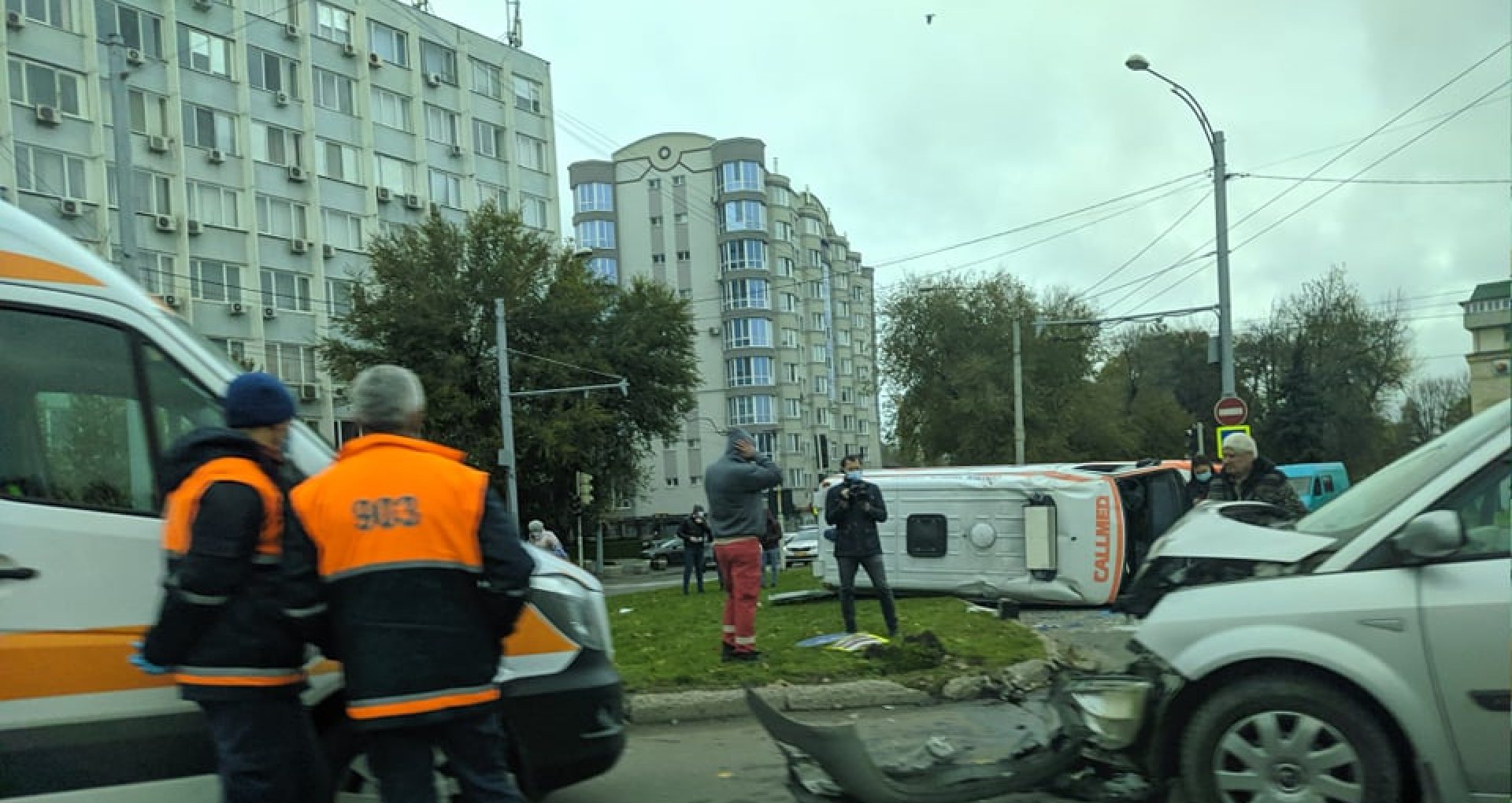 FOTO/ O ambulanță s-a răsturnat pe o stradă din Capitală. Două persoane au ajuns la spital