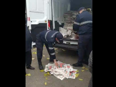 VIDEO/ Cu aproape 120.000 mai mult decât raportează staff-ul. Poliția a numărat ziarele confiscate la tipografia „Universul” ce conțin mesaje în favoarea lui Dodon