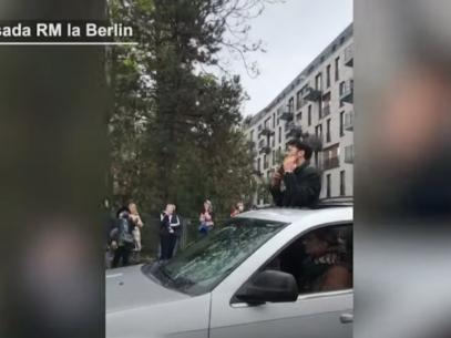 VIDEO/ Moment emoționant la Ambasada R. Moldova de la Berlin: Un tânăr a cântat la nai pentru moldovenii ce stau la coadă ca să voteze