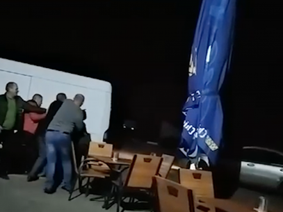VIDEO/ Bătaie cu iz electoral la Edineț. Șeful pădurarilor din regiune lovește și înjură un subaltern