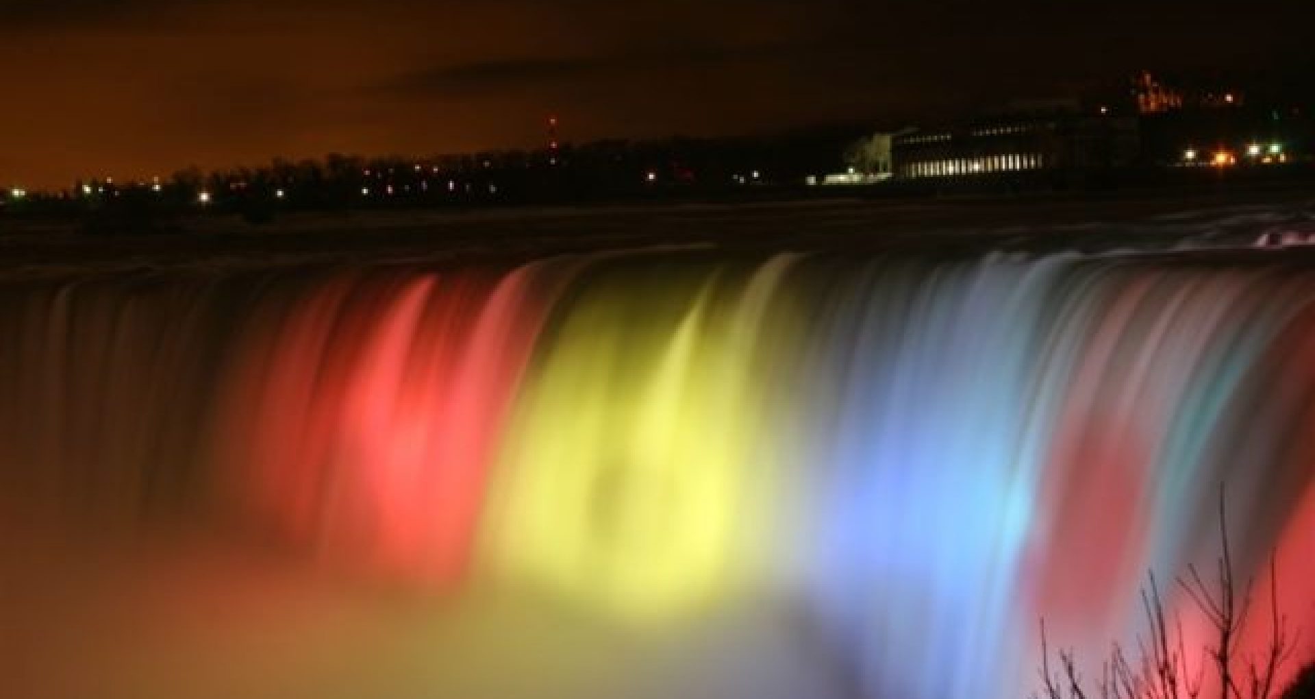 De 1 Decembrie, Cascada Niagara va fi luminată în culorile drapelului românesc