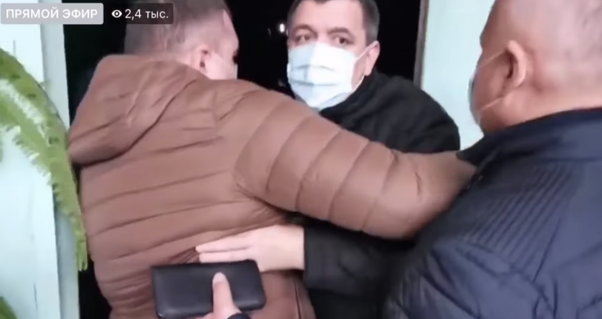 VIDEO/ Altercații între deputații Lilian Carp și Grigore Novac la Editura „Universul”, unde sunt tipărite ziarele electorale ale lui Igor Dodon