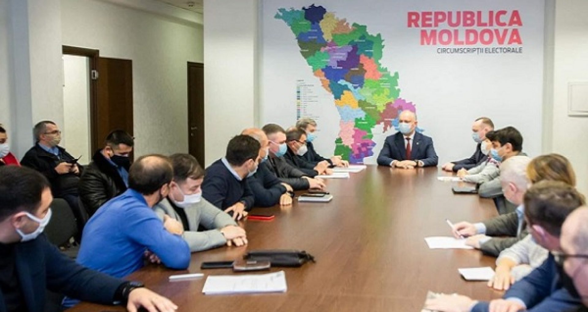 Dodon susține că s-a întrunit în ședință cu deputații socialiști și, împreună, au stabilit „prioritățile pentru următoarele ședințe ale Parlamentului”