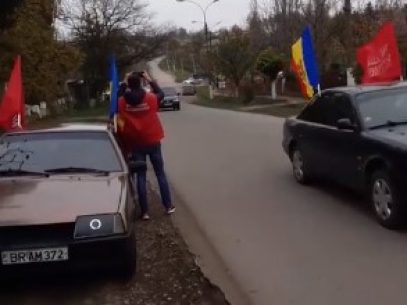 VIDEO/ Zeci de mașini cu drapele roșii care conțin mesaje în susținerea lui Dodon, în marș pe mai multe șosele naționale. Unii participanți spun că au fost plătiți pentru a participa