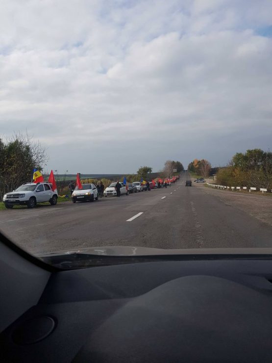 Mașini cu drapele roșii, care conțin mesaje de susținere pentru Dodon au fost văzute prin țară