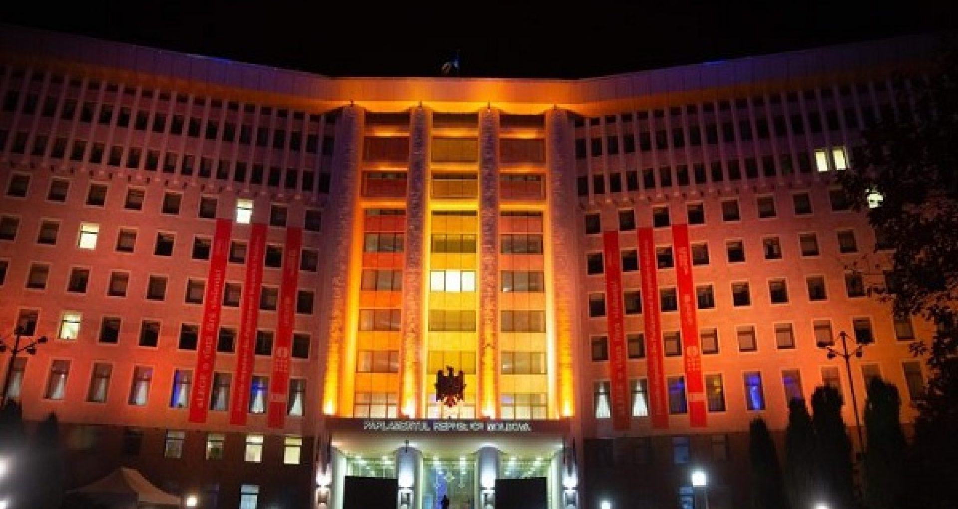 FOTO/ Clădirea Parlamentului a fost iluminată în oranj, pentru a sensibiliza societatea despre violența împotriva femeilor