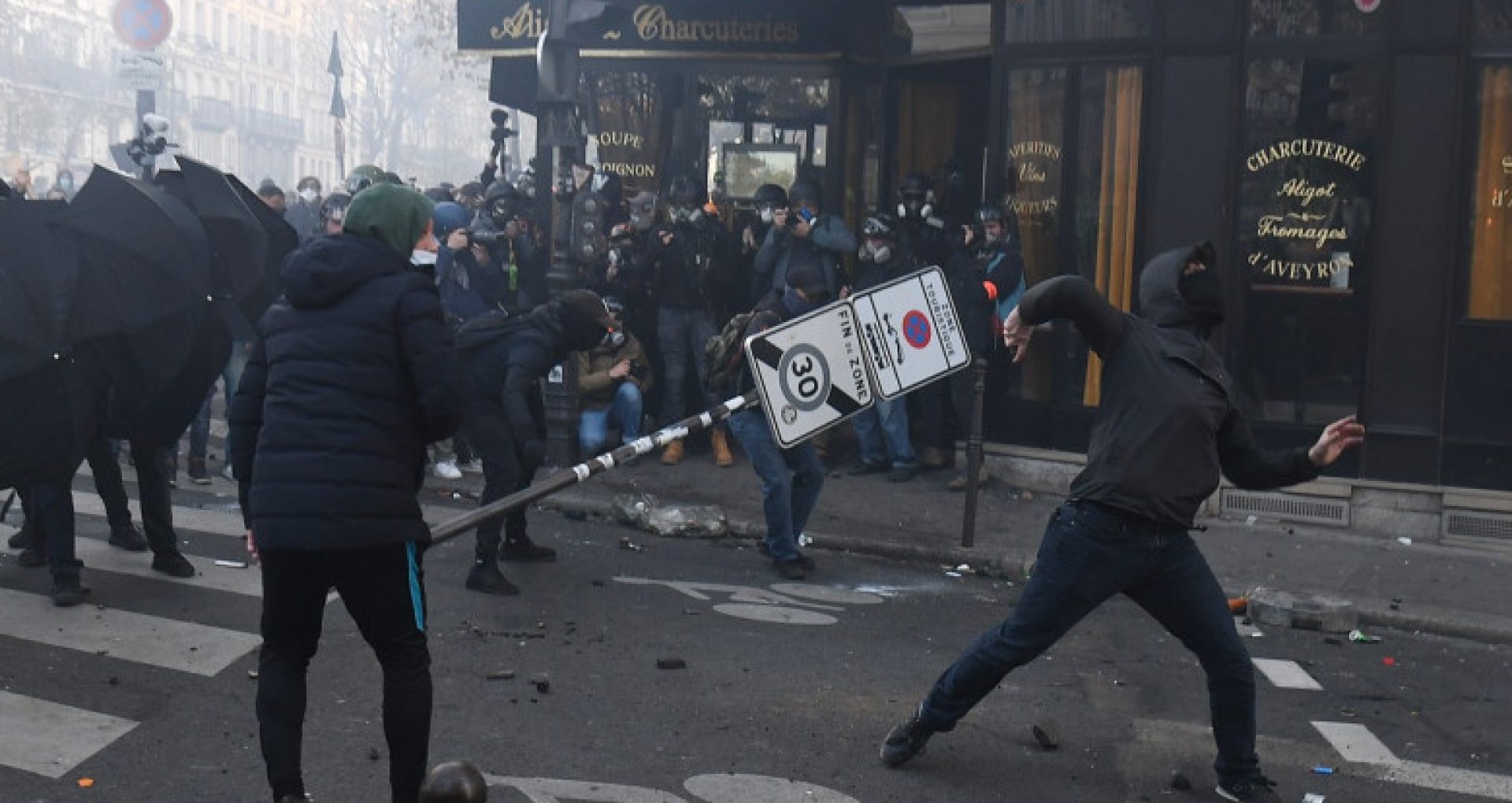 VIDEO/ Proteste de amploare și violențe în Franța