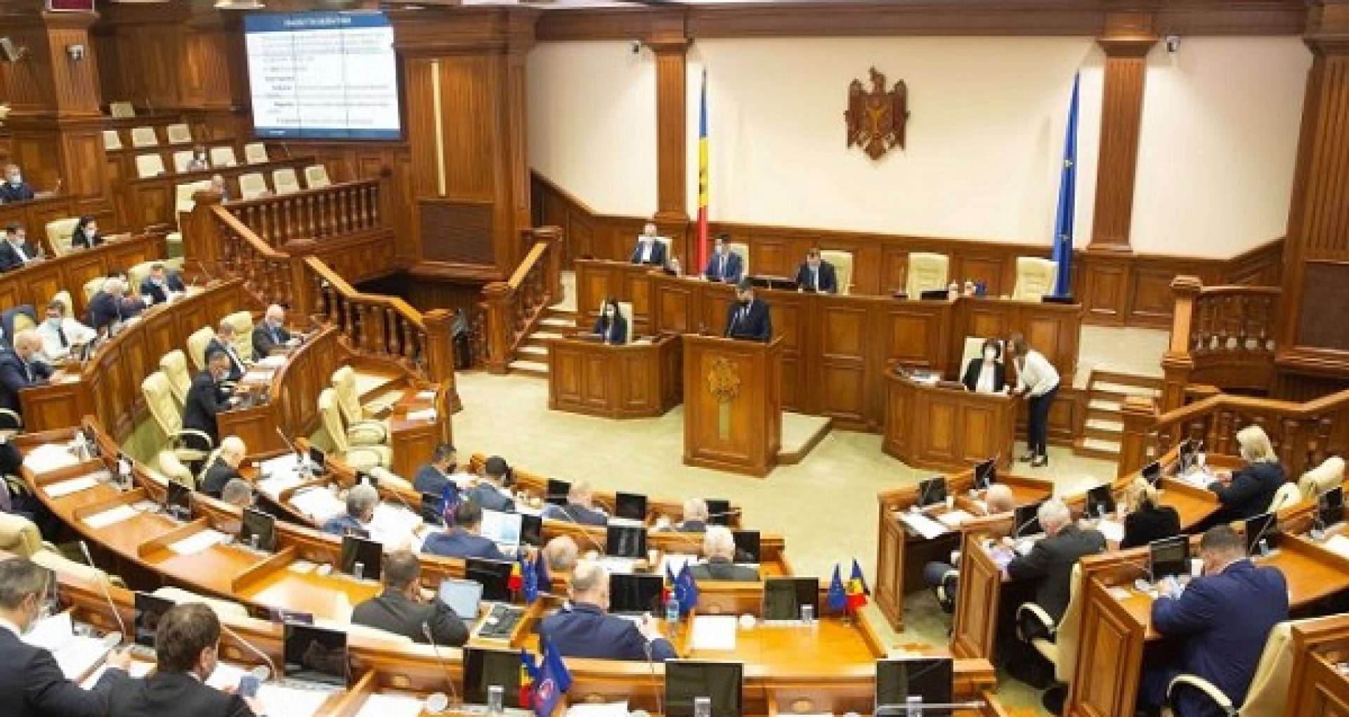 Deputații din opoziție critică modificările adoptate la legislația care reglementează angajarea străinilor la muncă în R. Moldova: „Guvernul Chicu și PSRM adoptă legi care vor lovi în cetățenii acestei țări”