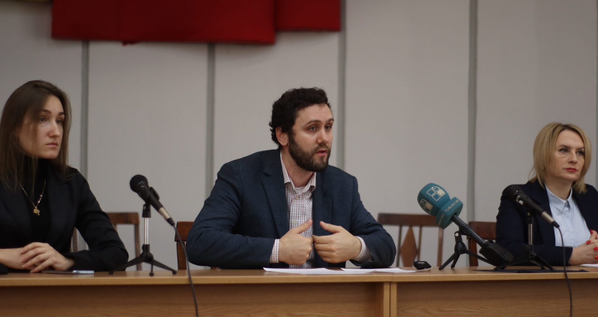 Consilierii municipali PAS cer primarului capitalei rezilierea contractului cu Epamedia, monopolistul pieții publicitare din stațiile de așteptare ale orașului