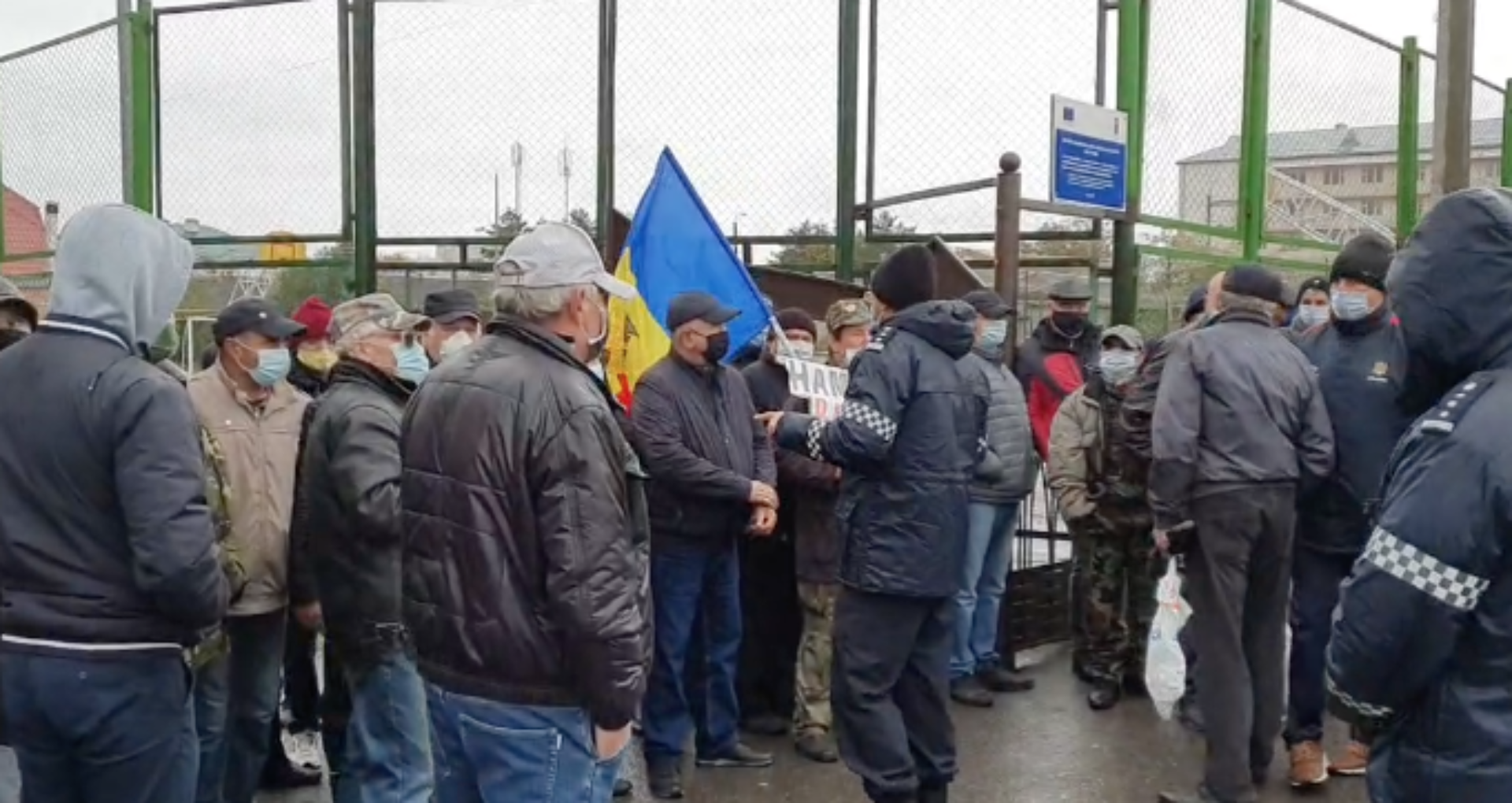 VIDEO/ La Varnița, alegătorii din stânga Nistrului au format cozi la secțiile votare. Năstase: „S-a folosit spray lacrimogen”. Poliția, la fața locului
