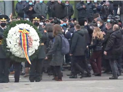 VIDEO/ Sub privirile a zeci de cetățeni, președinta R. Moldova a depus flori la monumentul lui Ștefan cel Mare. Maia Sandu, aplaudată  de oameni: „Bravo”