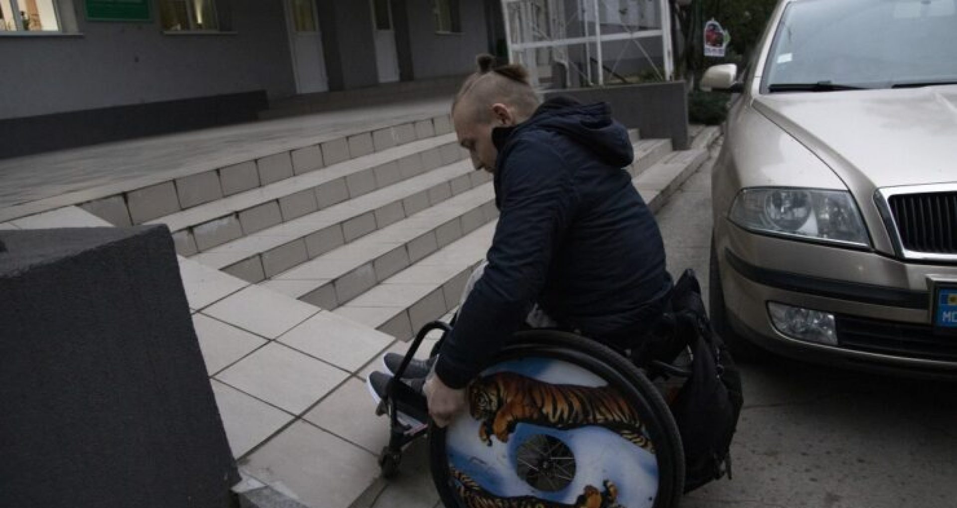 VIDEO/ Când bordura e prea înaltă, iar rampa abruptă – cum persoanele cu necesități speciale fac față provocărilor de (in)accesibilitate