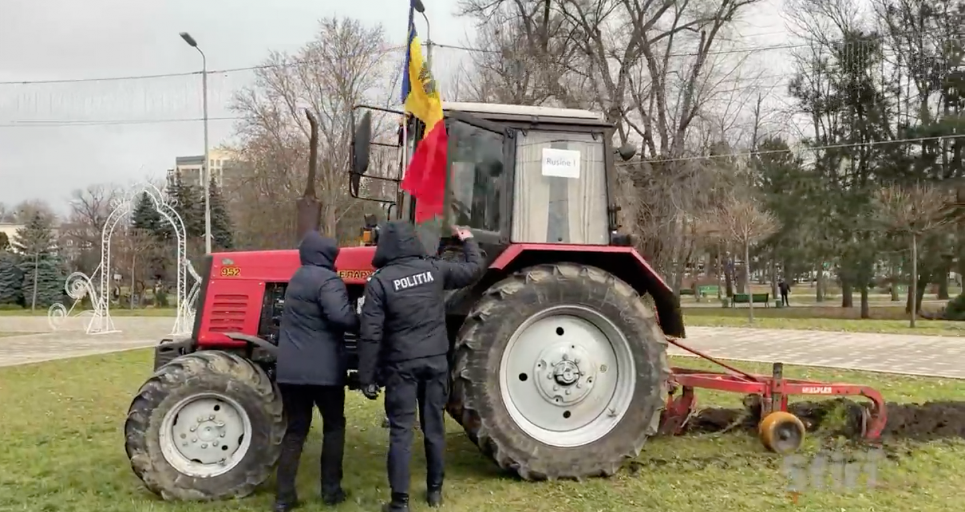 VIDEO/ „Brazda de protest” trasă în scuarul Catedralei de un mecanizator protestatar. Reacția lui Ion Ceban