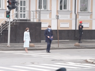 VIDEO/ Ceremonia de inaugurare: Maia Sandu a venit pe jos, i-a oferit un buchet de flori mamei sale și s-a lăsat așteptată de Igor Dodon