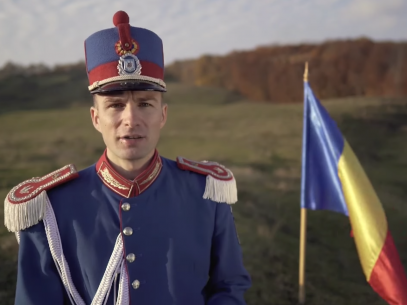 VIDEO/ Moment emoționant peste Prut. Un jandarm a cântat la pian imnul „Deșteaptă-te, române”, la 1700 de metri altitudine