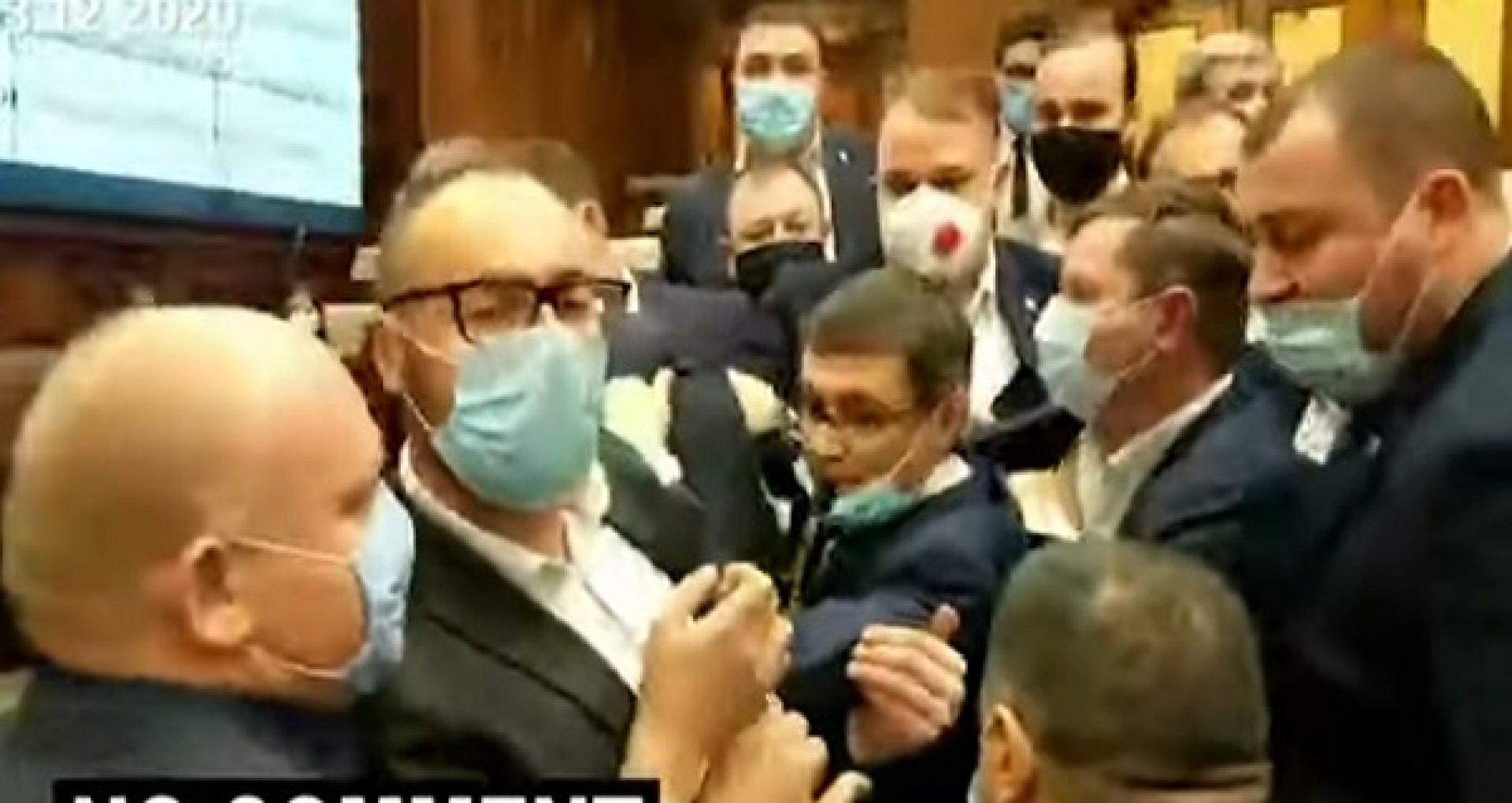 VIDEO/ Fluieraturi și îmbrânceli în Parlament. Ministrul Finanțelor, huiduit de opoziție în timp ce a început să prezinte politica bugetar fiscală: „Terminați chestia asta”. În replică, socialiștii au anunțat pauză