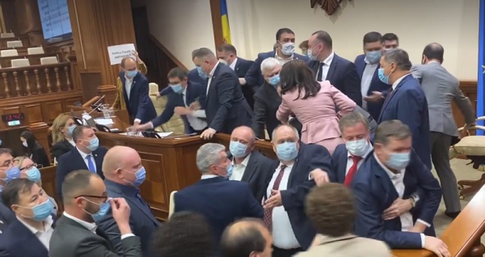 VIDEO/ Tensiunile dintre deputații de la guvernare și cei din opoziție s-au intensificat în Parlament: huiduielile s-au mutat în prezidiul Legislativului