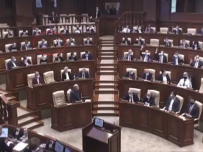 VIDEO/ Momentul în care deputatul PSRM Corneliu Furculiță îi dă peste mână colegului său Ștefan Gațcan, care intenționa să voteze pentru o propunere a Platformei DA