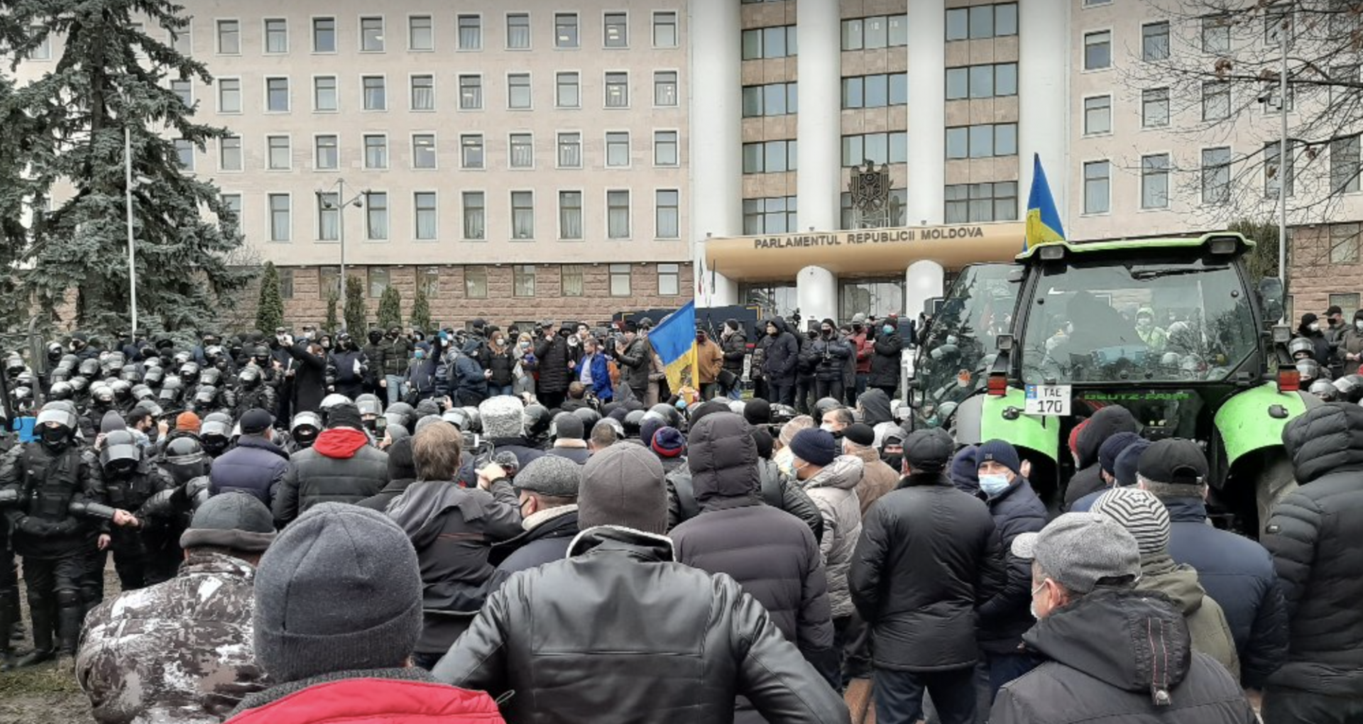 MAI le recomandă fermierilor protestatari, citați la Poliție, să se adreseze instanței de judecată, dacă nu sunt de acord