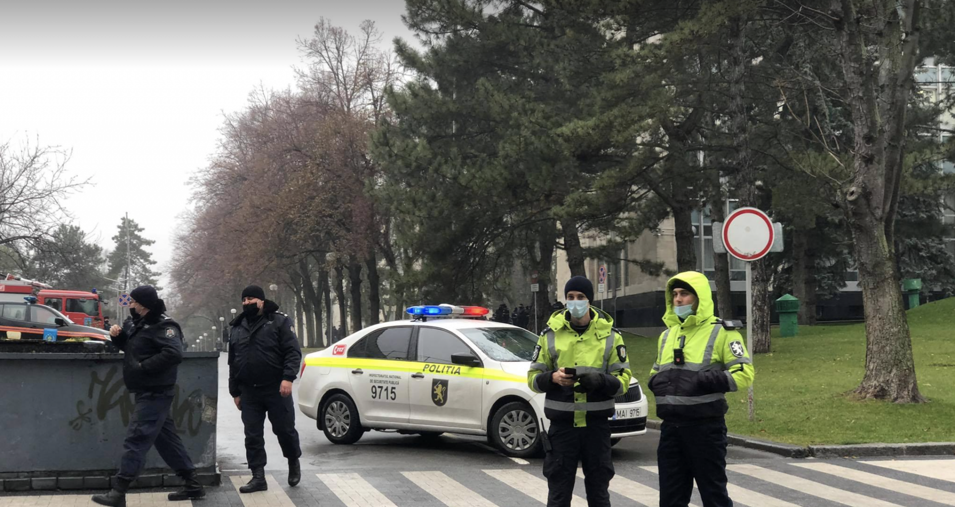 FOTO/ Mai mulți polițiști, surprinși lângă Palatul Național „Nicolae Sulac” și Parlamentul R. Moldva. IGP: Vor asigura ordinea publică