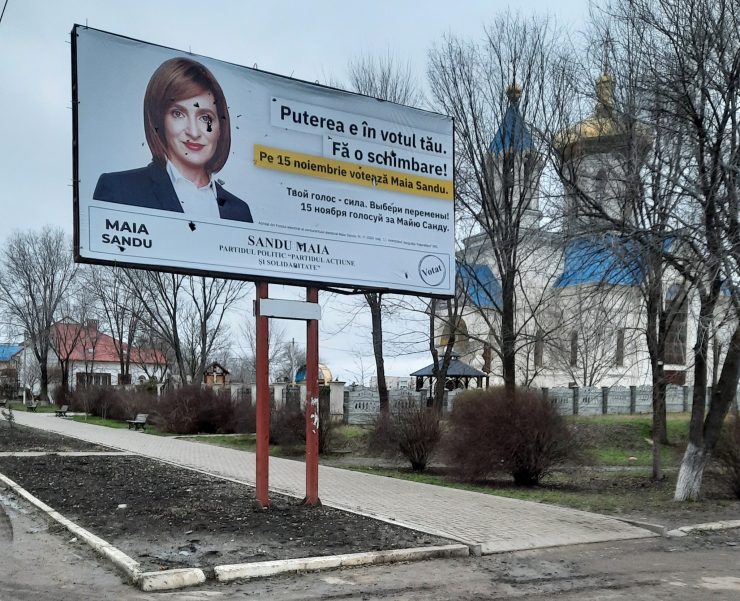 FOTO - Un panou electoral al Maiei Sandu a fost VANDALIZAT la Basarabeasca