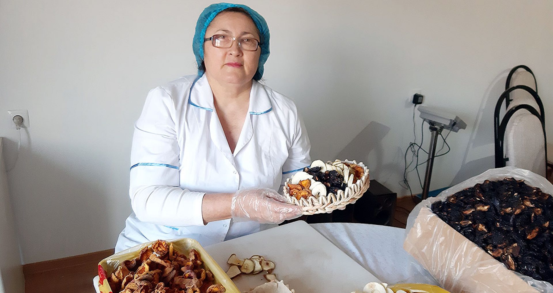 „Produsul moldovenesc trebuie să se deosebească”. Cum devin pănușile de porumb ambalaj pentru produsele ecologice
