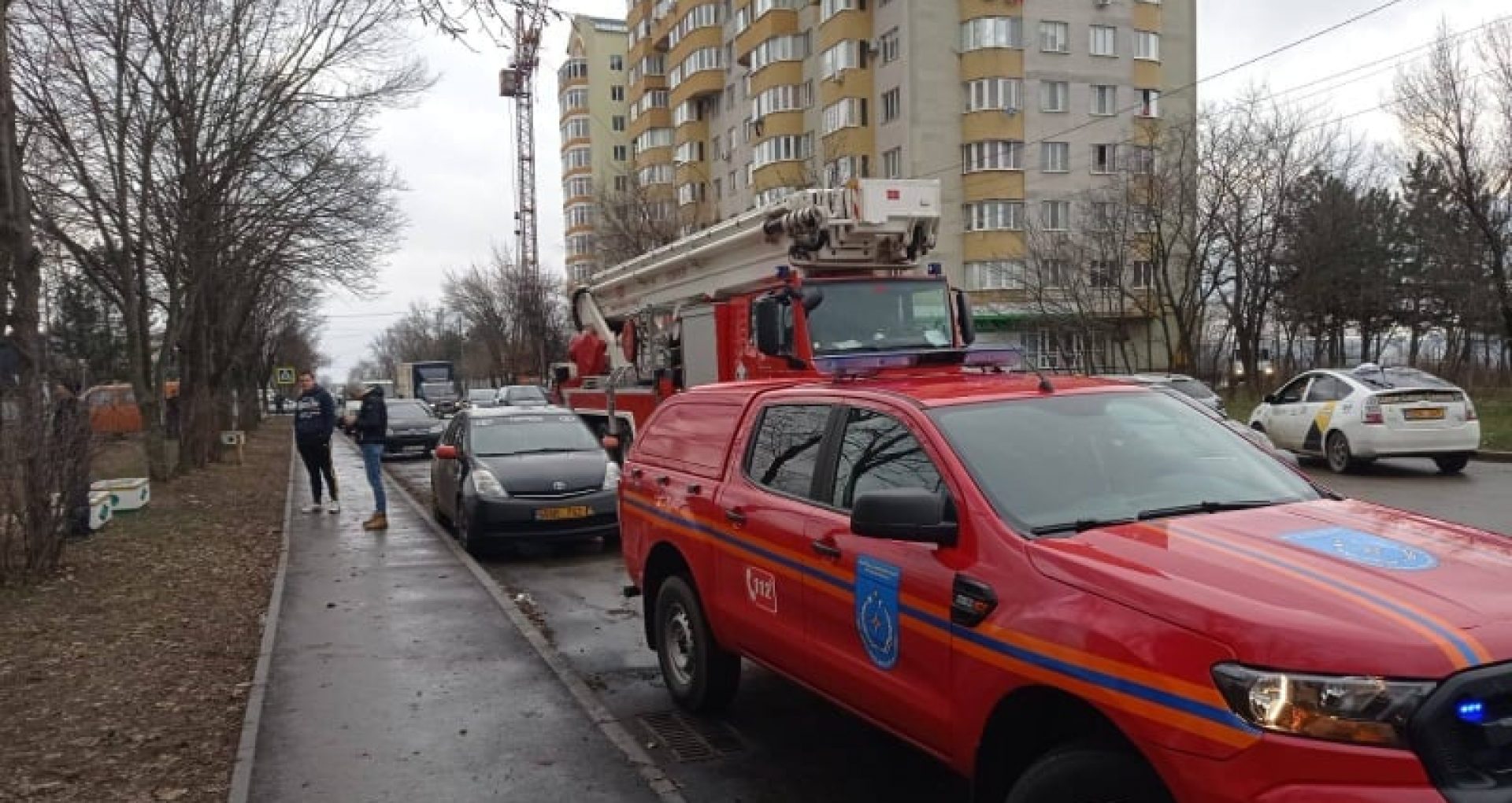 FOTO/ Incendiu într-un bloc locativ din capitală. Focul a distrus mai multe bunuri materiale însă nu sunt raportate victime