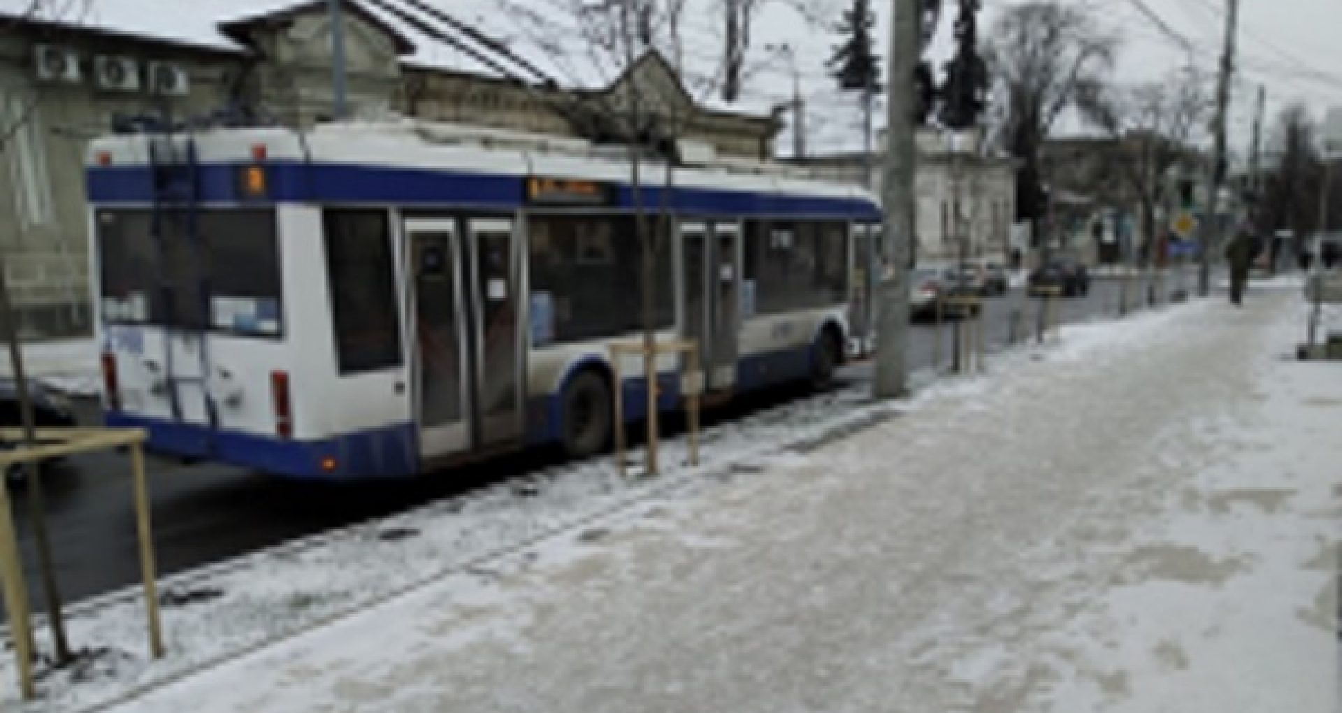 Situația pe străzile din Capitală privind deszăpezirea și circulația transportului public: peste 200 de tone de material antiderapant – împrăștiate pe drumuri