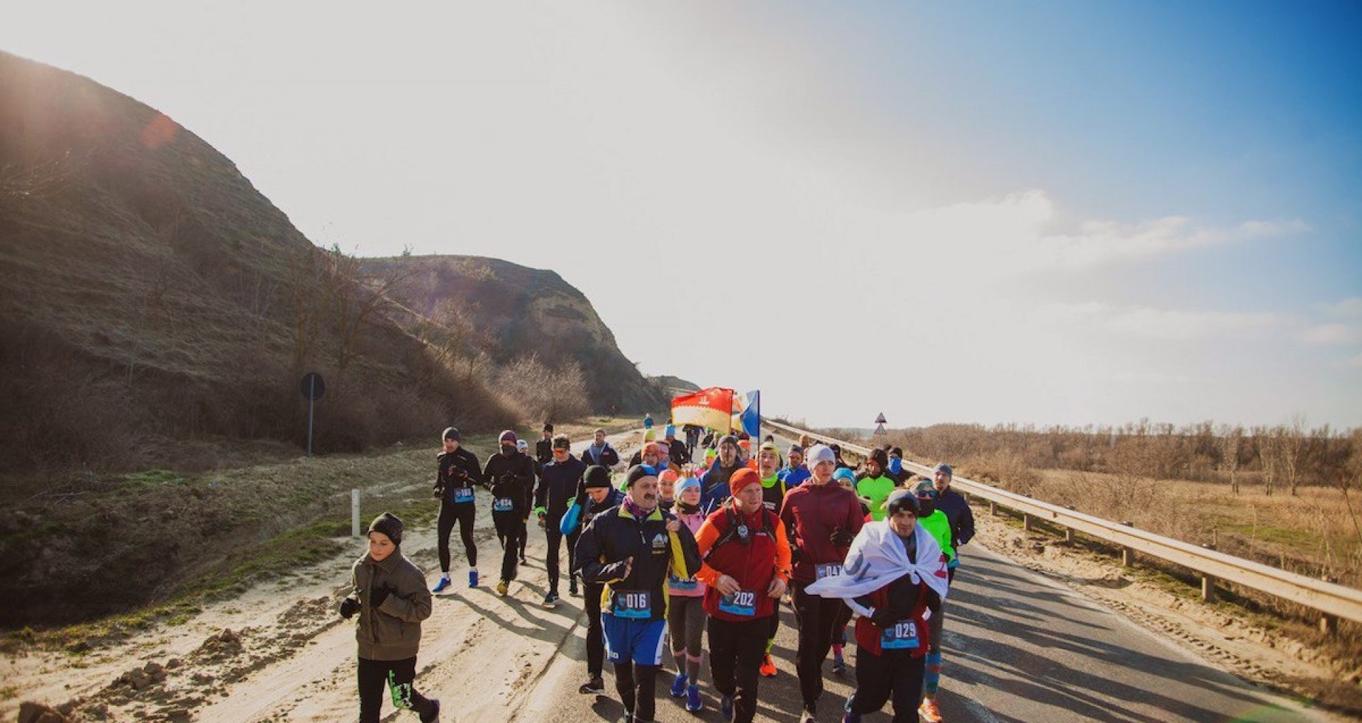 Povestea băiatului care a alergat 12 kilometri, în galoși, alături de participanții la un maraton, echipați ca la carte