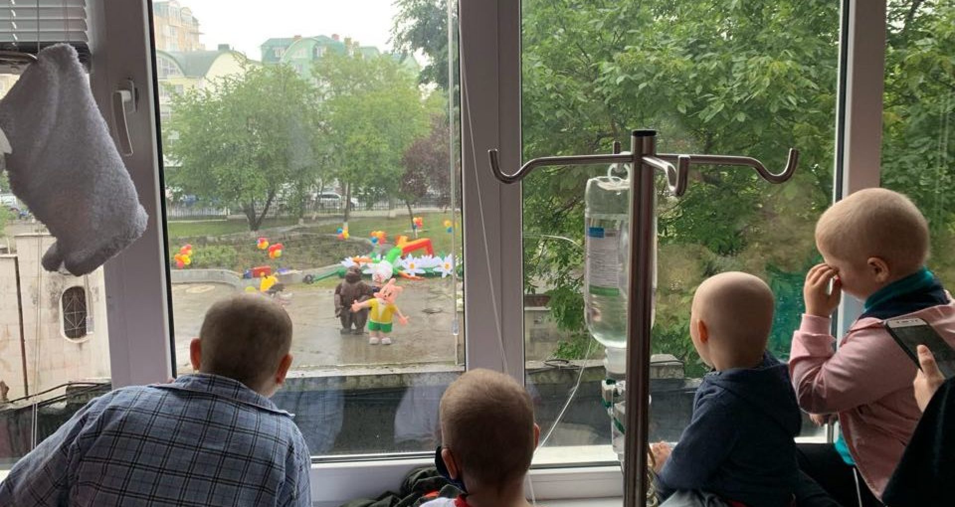 „Mama, până la cât să număr, ca să nu mă mai doară?” Poveștile de rezistență ale mamelor de copii diagnosticați cu cancer