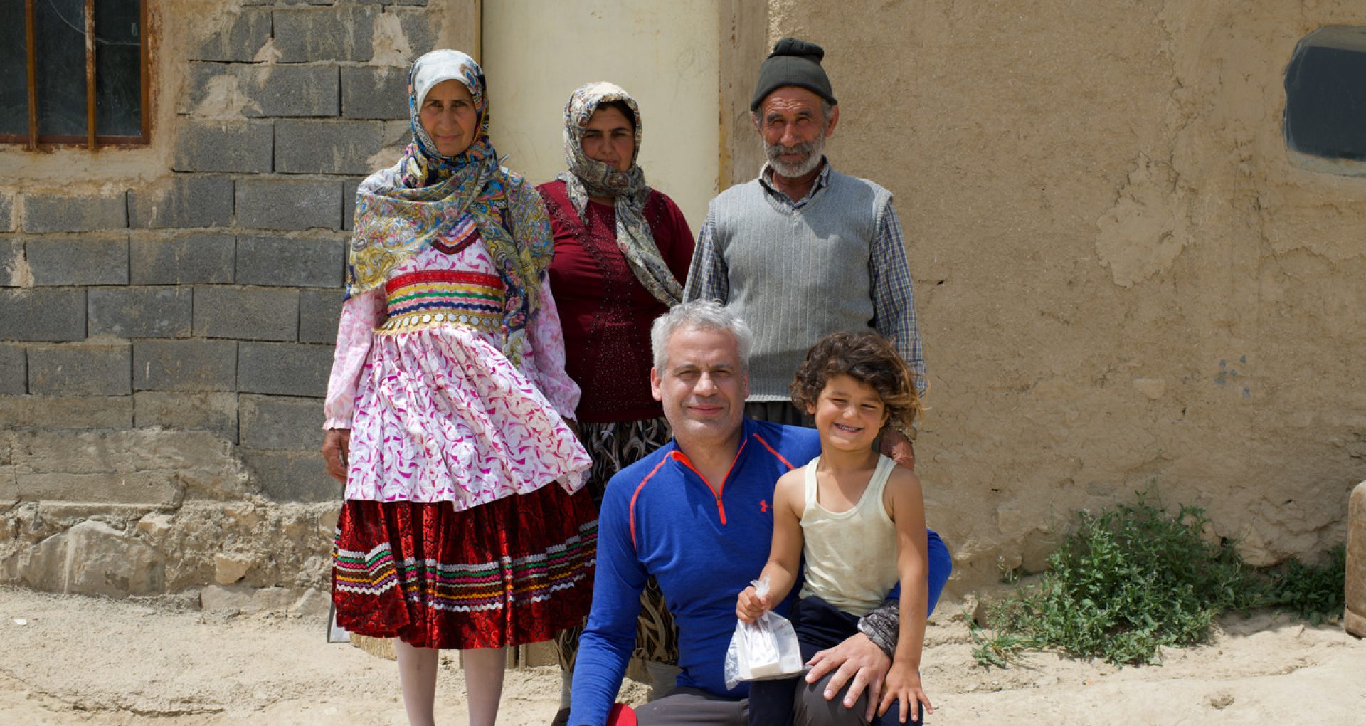 Fotografiind nomazii din Iran: „Numai când ajungi în mijlocul unei furtuni de nisip – și aștepți ore bună să treacă, îți dai seama cât de norocoși suntem noi de fapt”