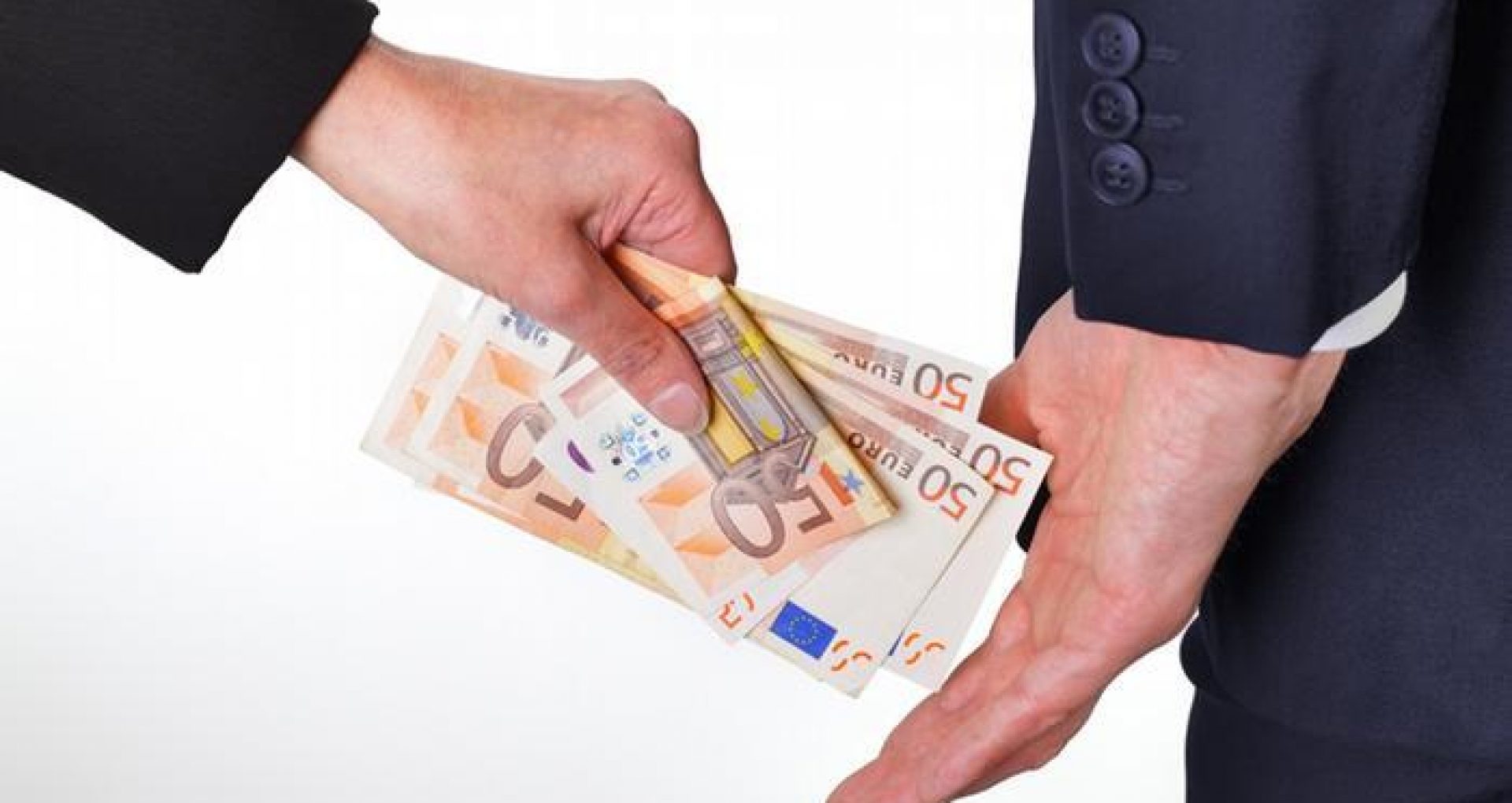 STUDIU/ Amenzile pentru fapte de corupție trebuie majorate, iar făptașii privați de dreptul de a ocupa orice funcție publică