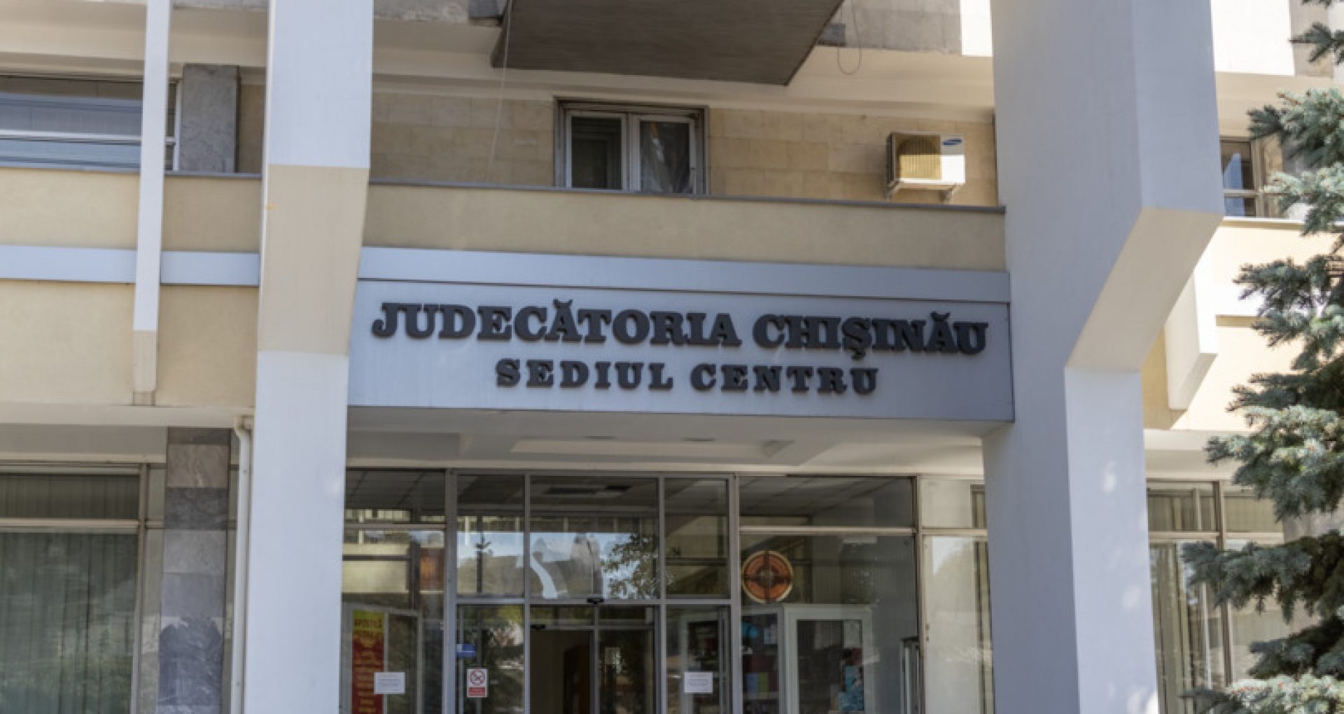 DOC/ Șefa secretariatului Judecătoriei Chișinău ridică un salariu lunar de aproape 30 de mii de lei. Cum explică aceasta