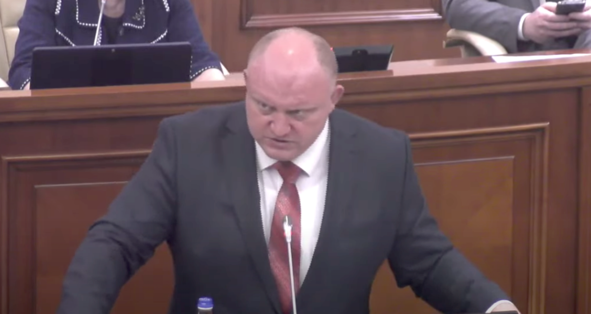 VIDEO/ Deputatul socialist Vasile Bolea, de la tribuna Parlamentului: „S-au adunat niște jlo*i concen**e care stau și râd”