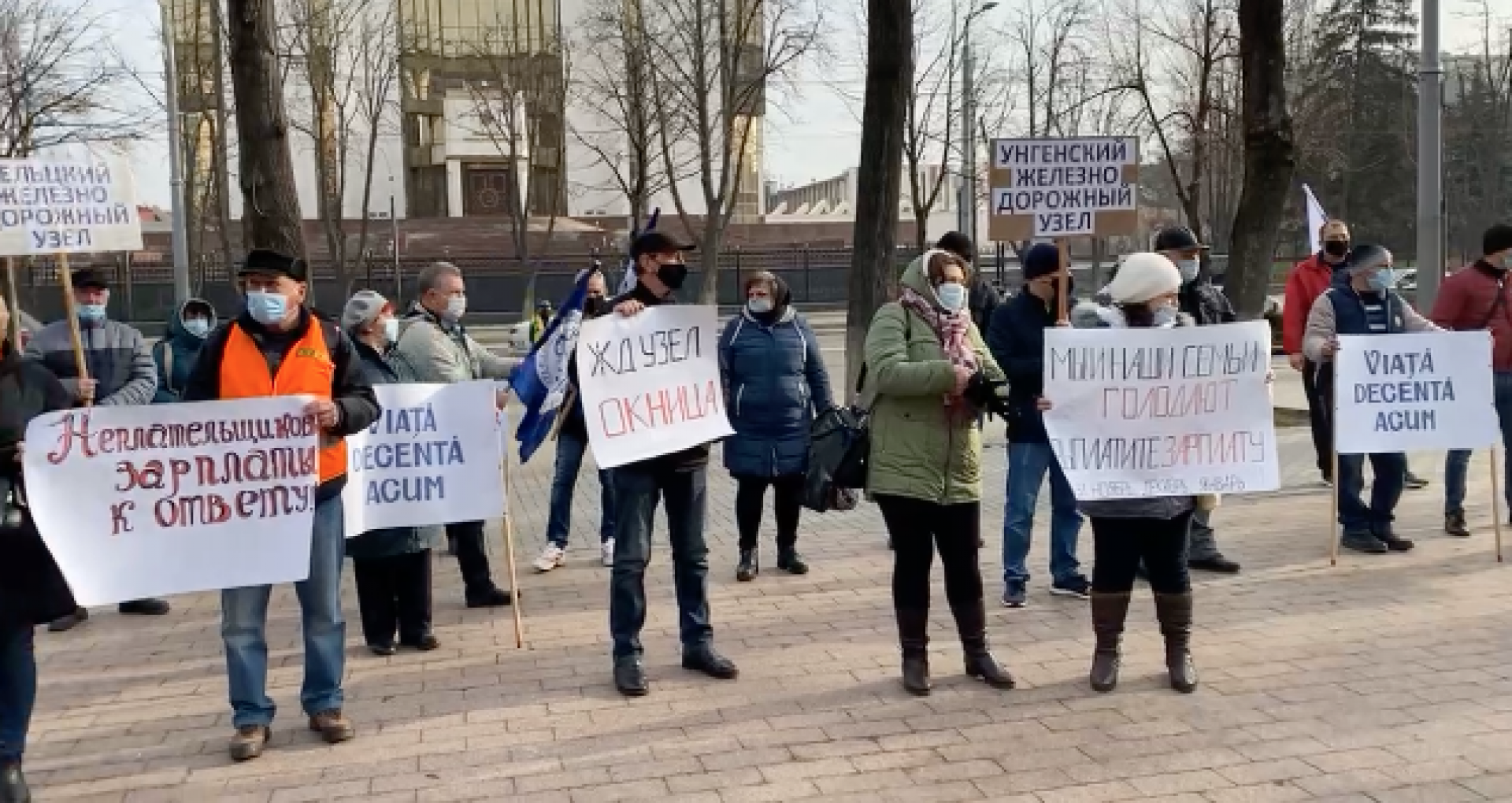 VIDEO/ Angajații de la „Calea Ferată din Moldova” protestează în fața Parlamentului și a Președinției – Ziarul de Gardă