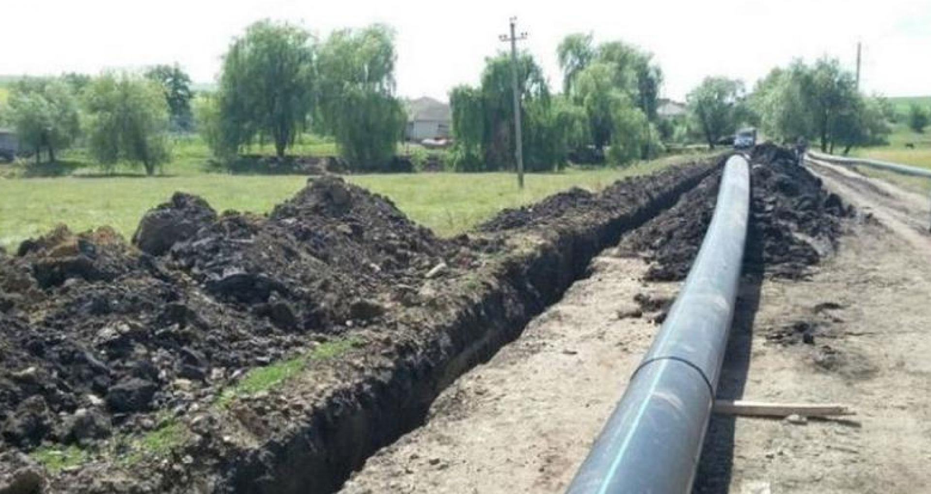 O companie din România va construi apeducte cu subtraversarea râului Prut pentru alimentarea cu apă potabilă, din Iași, mai multe raioane din R. Moldova. Guvernele de la București și Chișinău au semnat un acord în acest sens